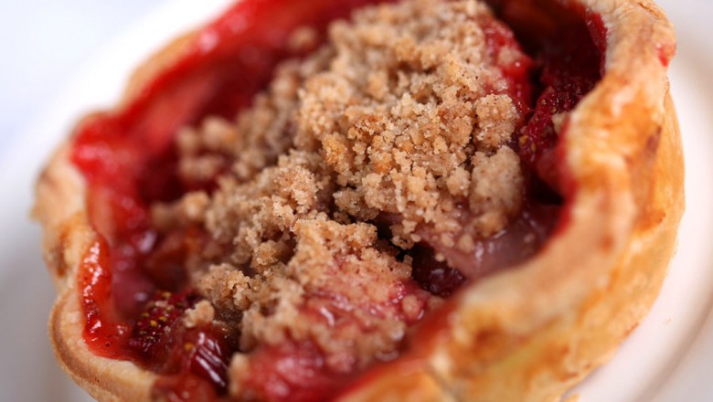 Flo's V-8 Café Strawberry-Rhubarb Pie